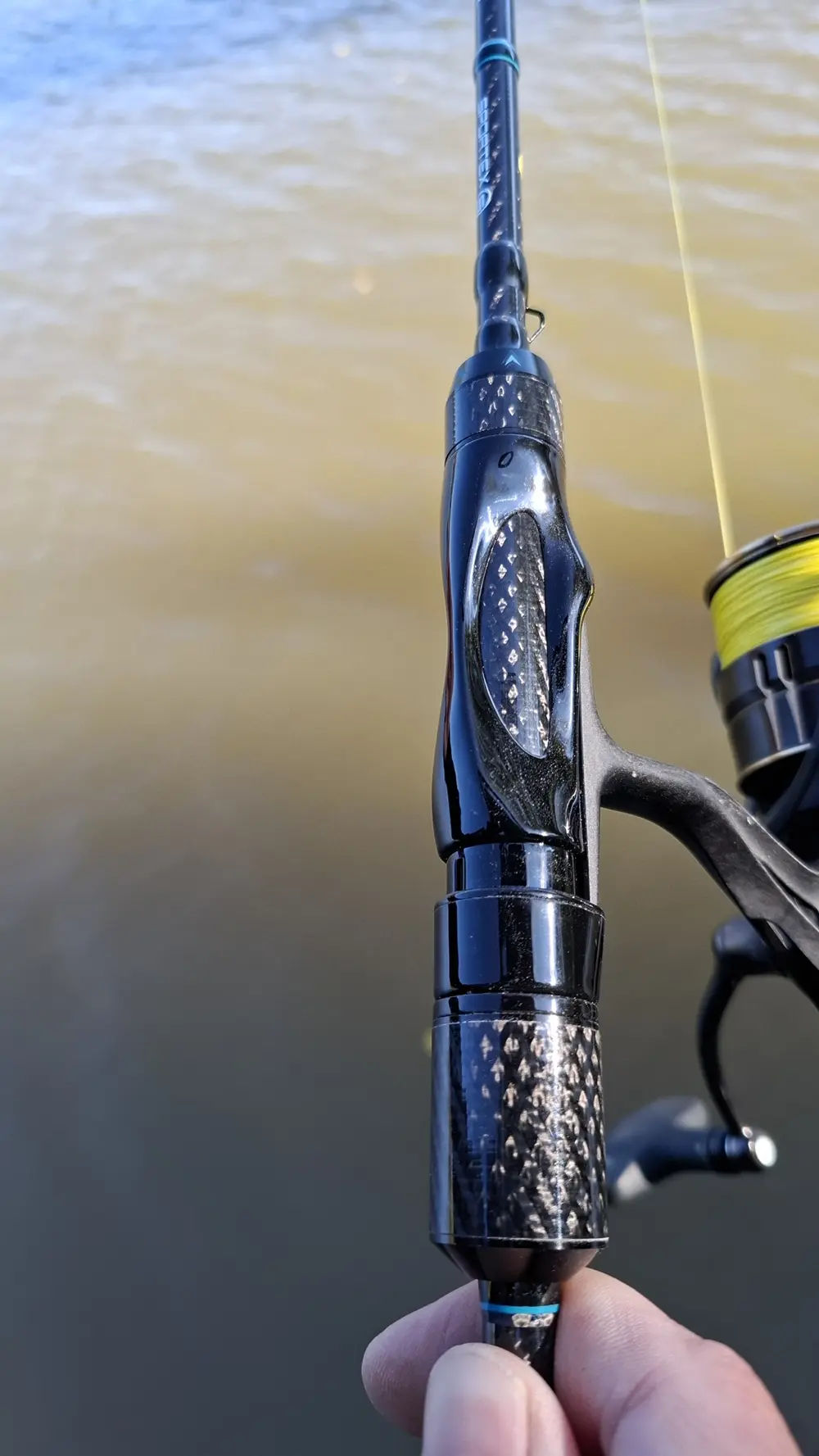 Ergonomick� lakovan� sedlo navij�ku FUJI TVS na prutu Black Arrow G4